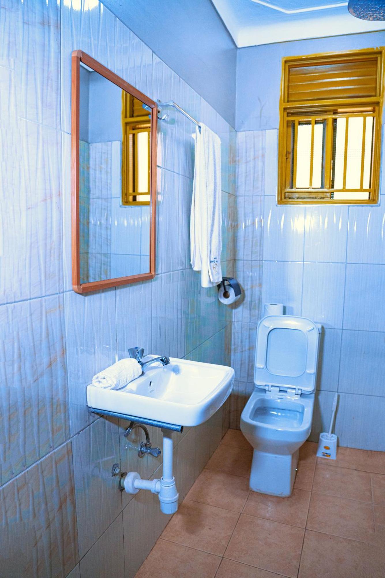 Golden Quest Hotel Entebbe Zewnętrze zdjęcie